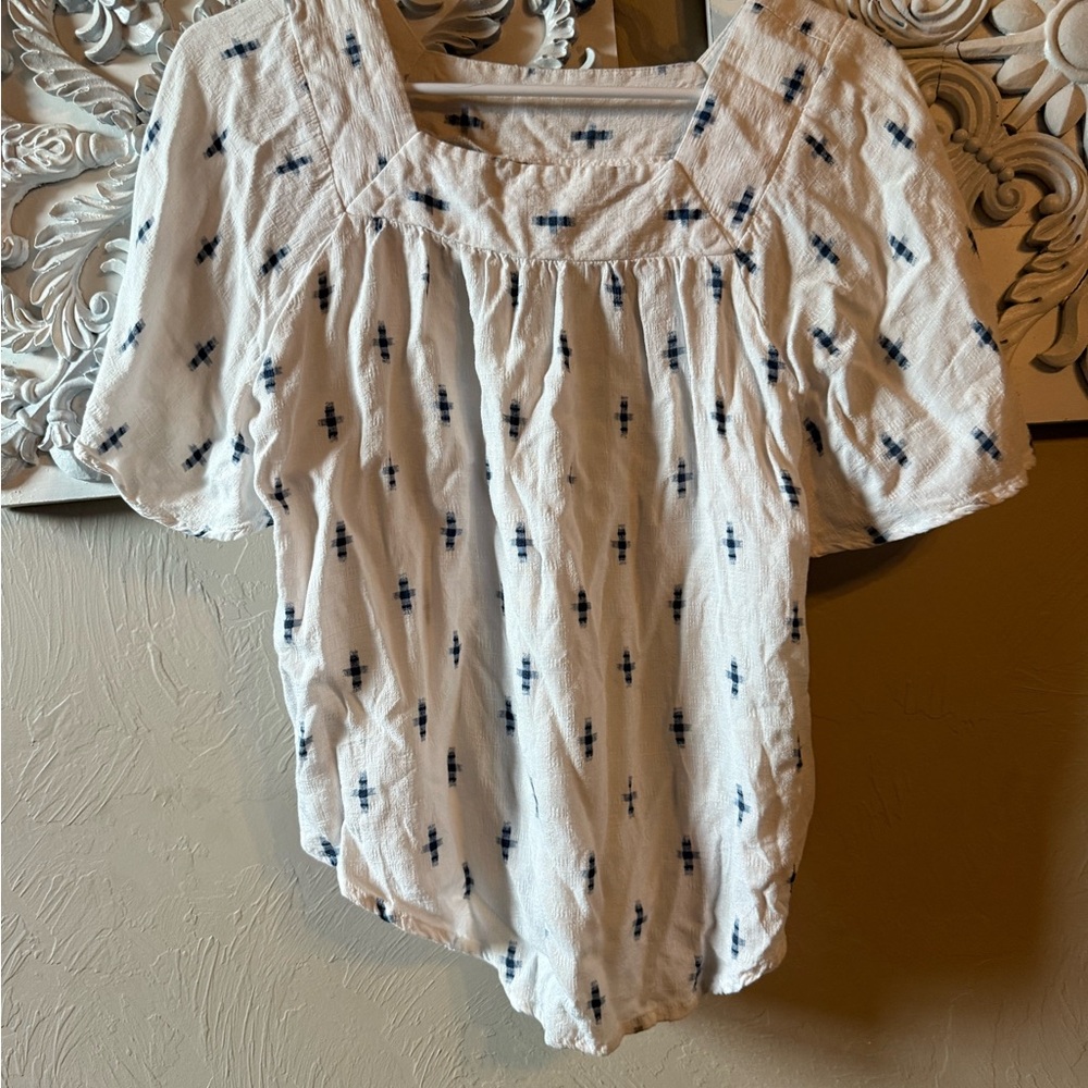 Universal Thread Women's White and Blue Patterned Top Small